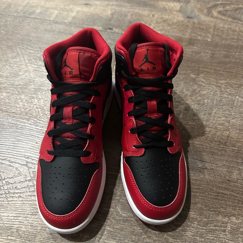 AIR JORDAN 1 MID (GS) - BLACK/FIRE RED/WHITE